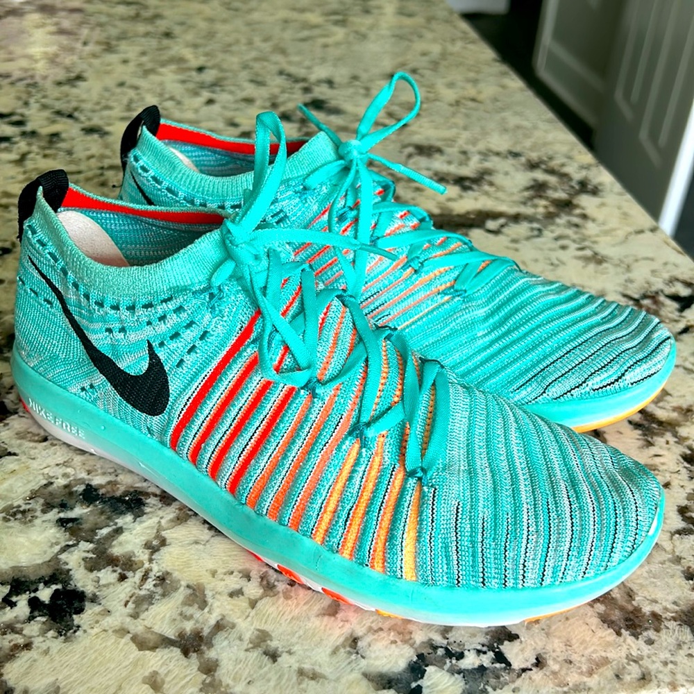 Women’s Nike flyknit sneakers EUC